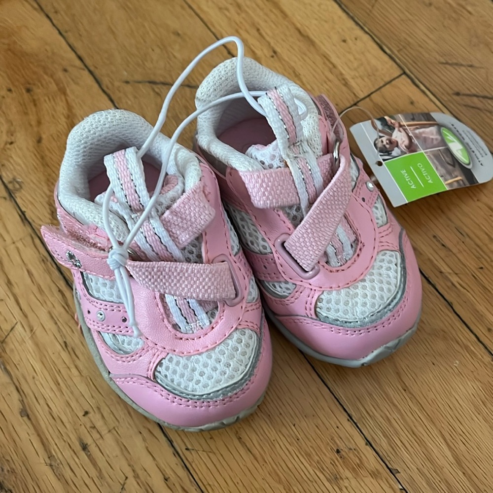 Athletic shoes